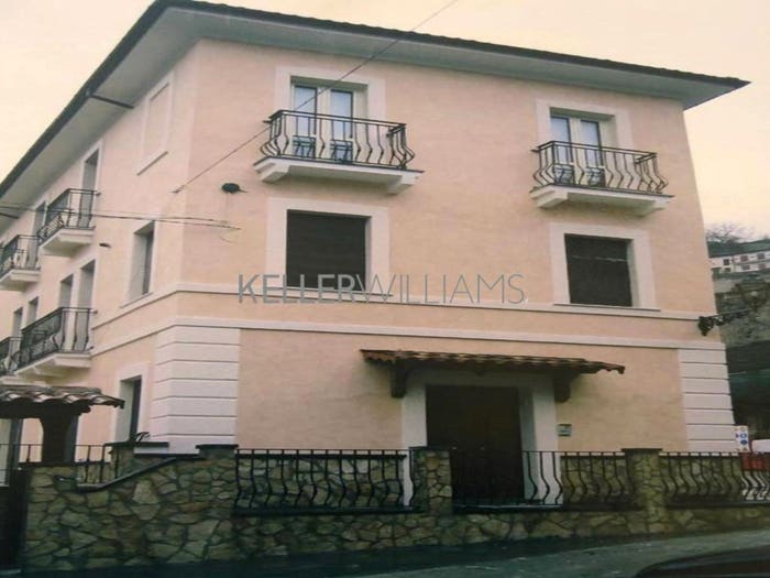 Casa con 6 locali in vendita in Piazza delle Anime Sante, Centro, Posta