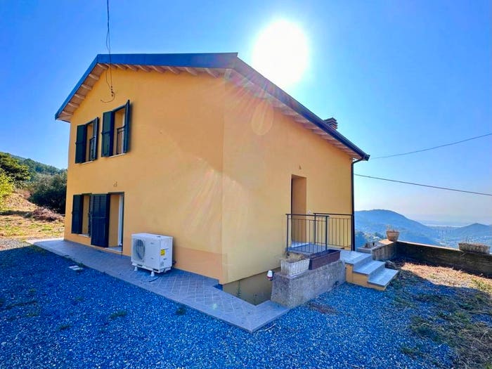 Appartamento trilocale in vendita in Via Brunenghi, Magliolo