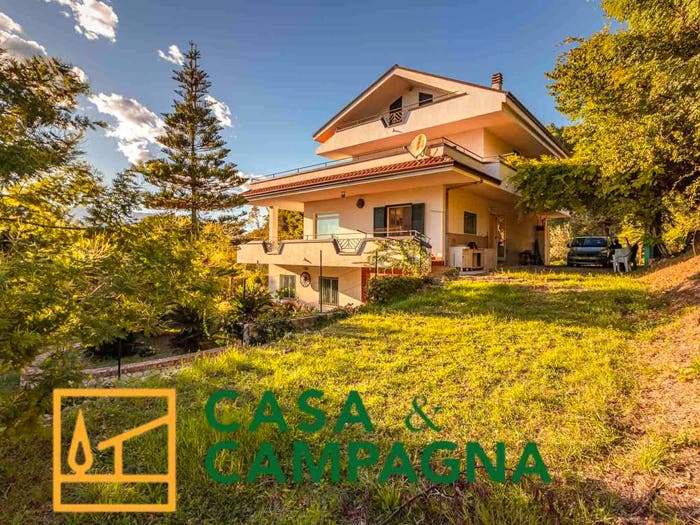 Casa con 6 locali in vendita in Via Ravicelle, Pratella