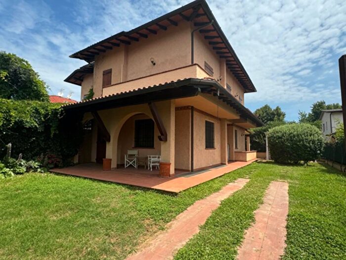 Casa con 7 locali in vendita in Via Trento, Forte Dei Marmi
