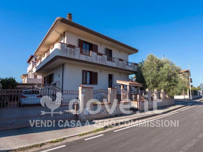 Casa con 6 locali in vendita in Via Is Prunixeddas, Uta