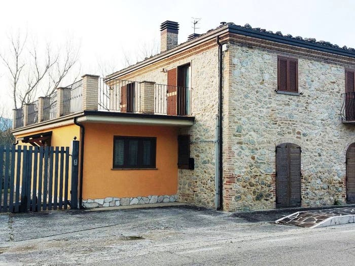 Casa con 6 locali in vendita in Strada Provinciale di Isola del Gran Sasso d'Italia, Castel Castagna