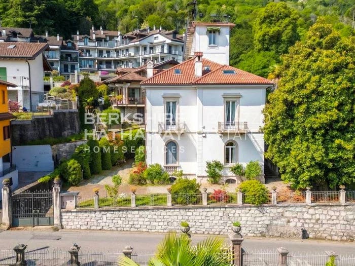 Casa con 6 locali in vendita in Centro, Baveno