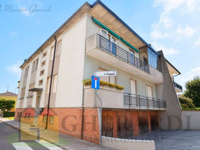 Appartamento quadrilocale in vendita in Via Maggio, Centro, Bondeno