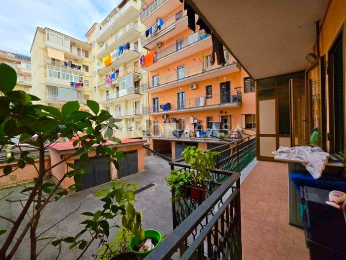 Appartamento trilocale in vendita in Via Talete di Mileto, Pianura, Napoli
