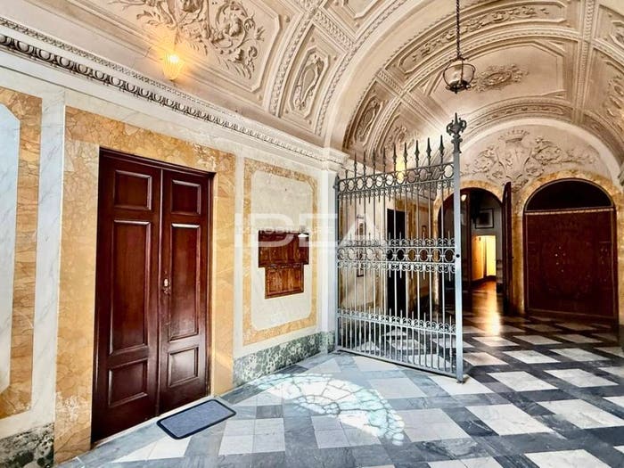 Appartamento con 6 locali in vendita in piazza san pietro somaldi, Piazza Anfiteatro Torre Guinigi, Lucca