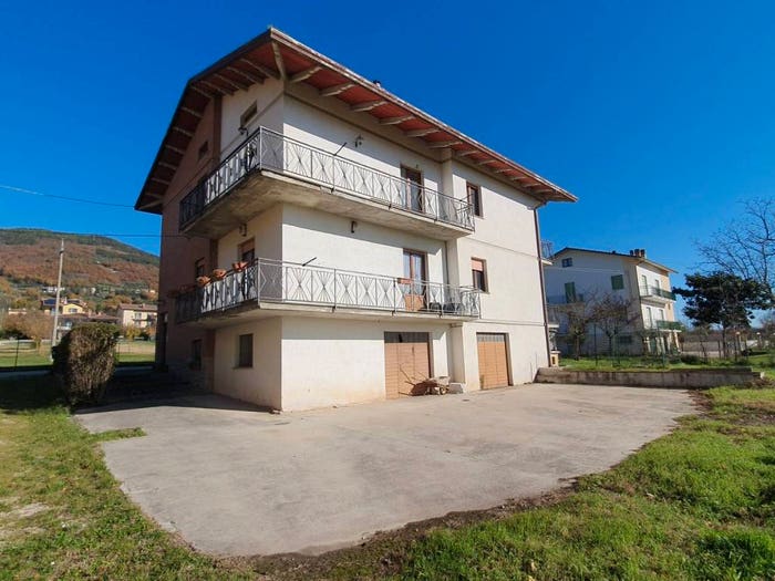 Casa con 6 locali in vendita in Via delle Begonie, Gubbio