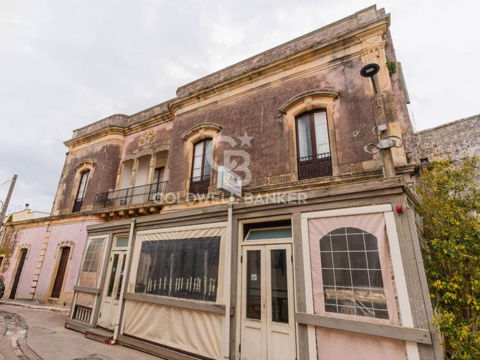 Casa con 6 locali in vendita in Via Giuseppe Mazzini, Giuggianello