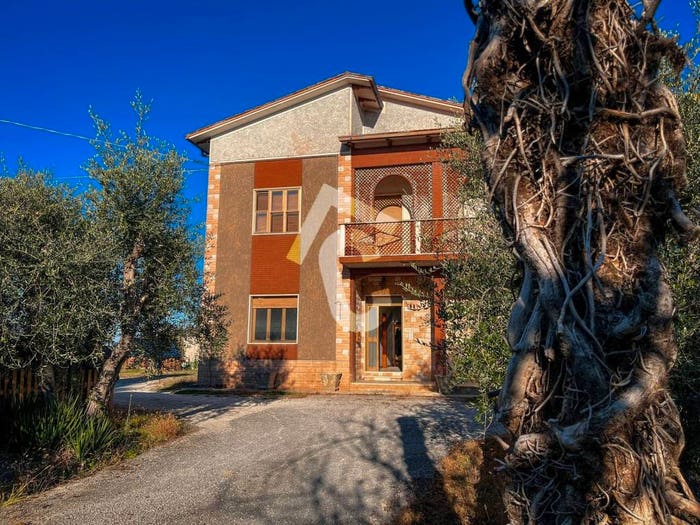 Casa con 6 locali in vendita in Montecarotto