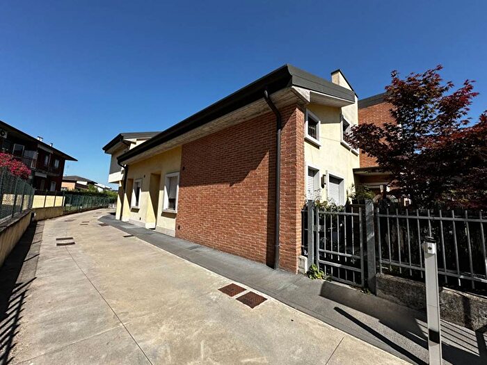 Appartamento quadrilocale in vendita in Piazza Violini Nogarola, Beccacivetta Azzano, Castel d'Azzano