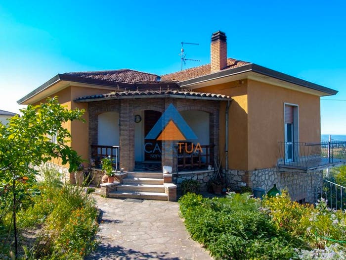 Casa con 6 locali in vendita in Via Cesare Battisti, Montecchio