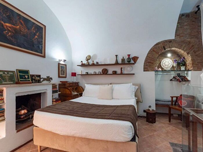 Appartamento trilocale in vendita in Vicolo Scanderbeg, Trevi, Roma