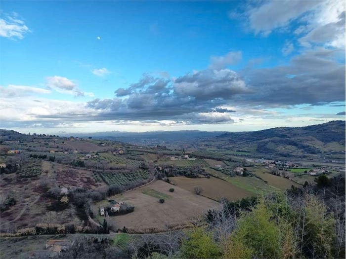 Casa con 6 locali in vendita in Castelplanio