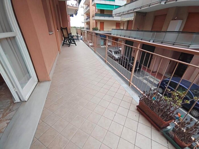 Appartamento trilocale in vendita in Via Venezia, Loano