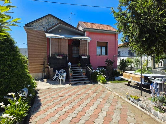 Casa quadrilocale in vendita in Castel San Giovanni