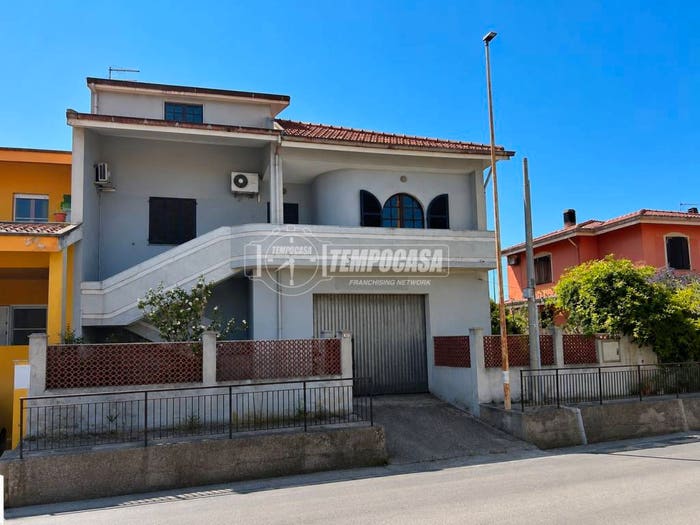 Casa quadrilocale in vendita in Via Salvator Angelo de Castro, Centro, Cabras