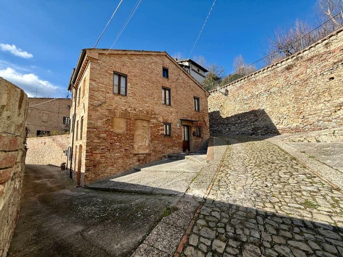 Casa con 5 locali in vendita in Via Castel Leone, Centro, Amandola