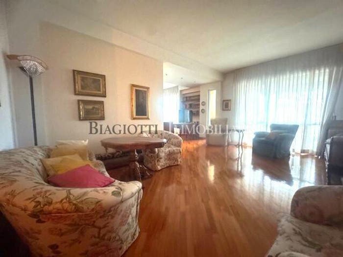 Appartamento con 5 locali in vendita in Calzabigi, Livorno