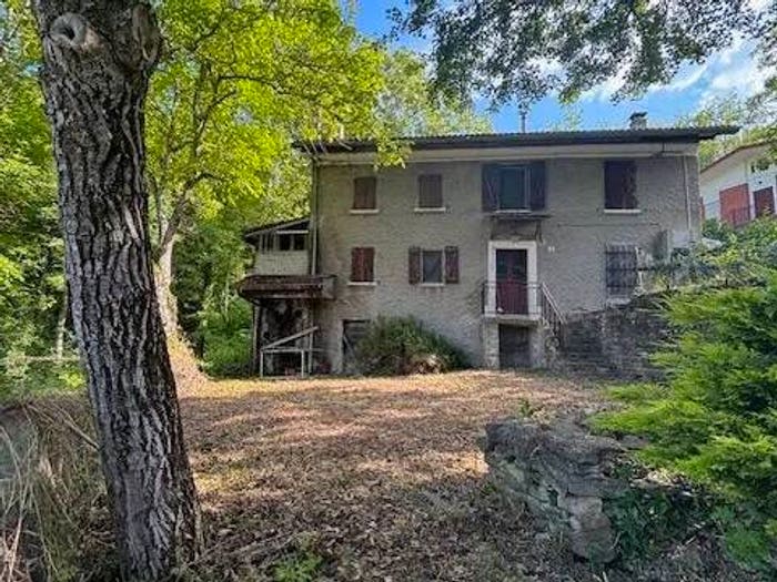 Casa con 6 locali in vendita in Farini