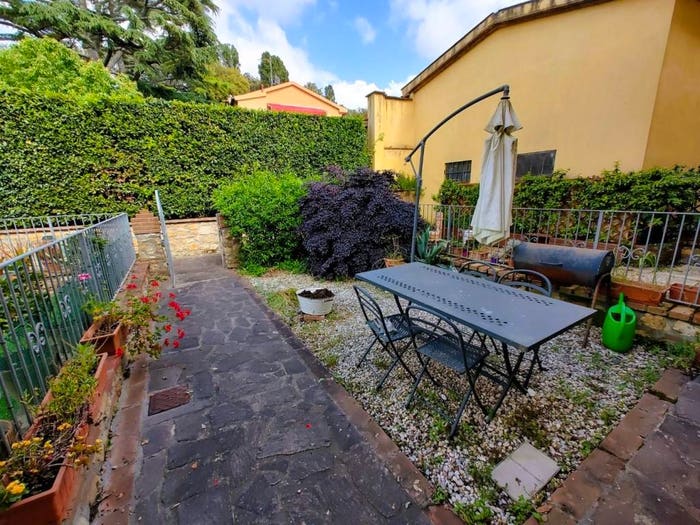 Casa con 6 locali in vendita in Collesalvetti