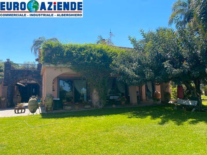 Casa con 6 locali in vendita in Aci Catena