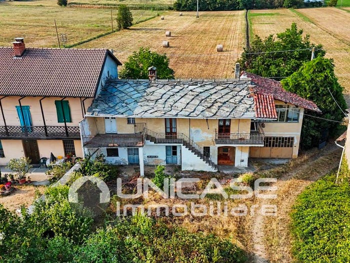 Casa con 6 locali in vendita in Via Inferiore di Barge, Cavour