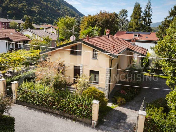 Casa con 5 locali in vendita in Via Parini snc, Canzo