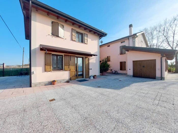 Casa con 6 locali in vendita in Novellara