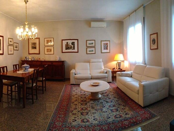 Casa con 6 locali in vendita in Via Guastalla SNC, Brugneto, Reggiolo