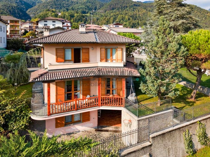 Casa con 6 locali in vendita in Via Giacomo Picini, Centro, Clusone