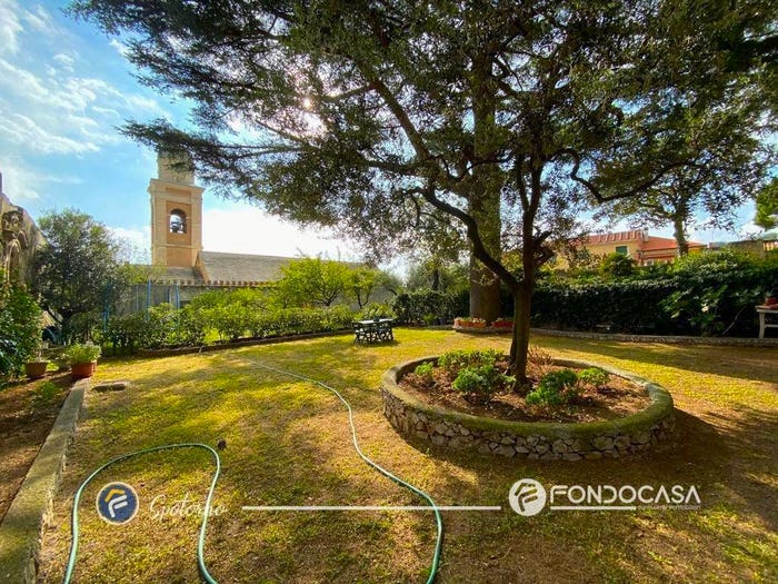 Appartamento con 6 locali in vendita in Piazza Settembre, Bergeggi