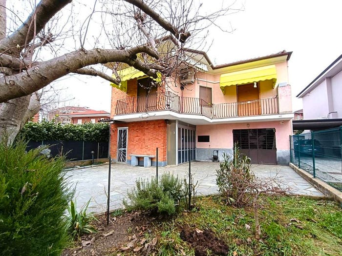 Casa quadrilocale in vendita in Strada Andezeno, Semicentro, Chieri