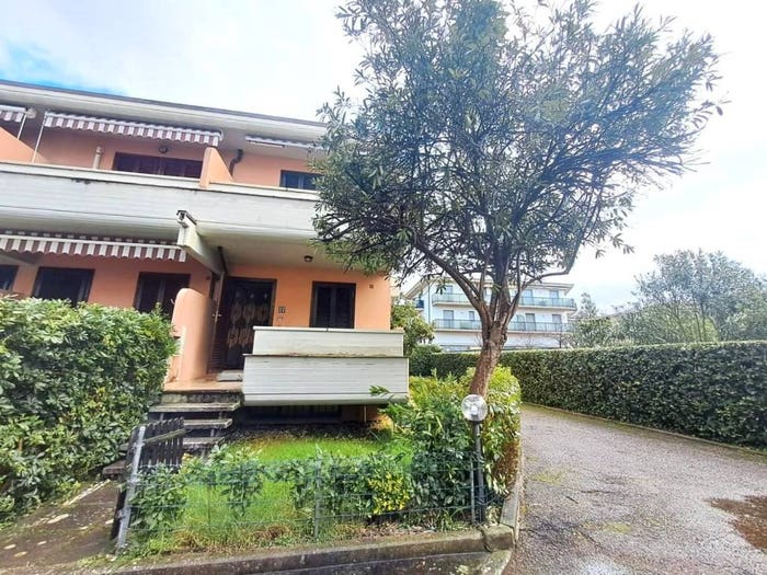 Appartamento quadrilocale in vendita in Via Gioacchino Rossini, Marina di Massa Centro, Massa