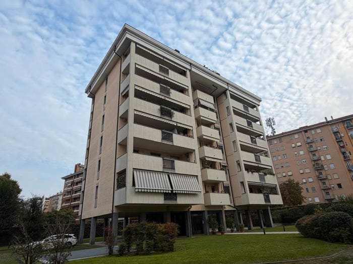 Appartamento trilocale in vendita in Via Biella, Famagosta, Milano