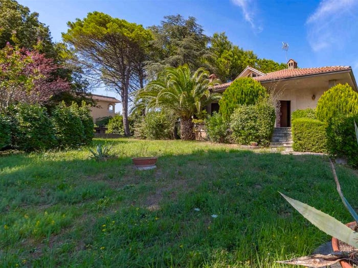 Casa con 6 locali in vendita in Ostra