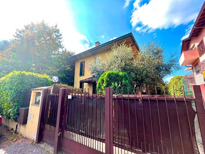 Casa con 6 locali in vendita in Via Omero, Centro, Parabiago