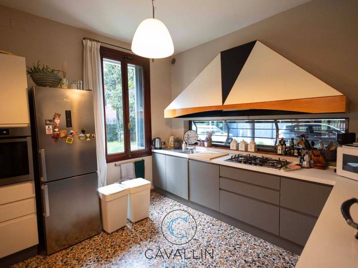 Casa con 6 locali in vendita in Via Sansovino, Centro, Montebelluna