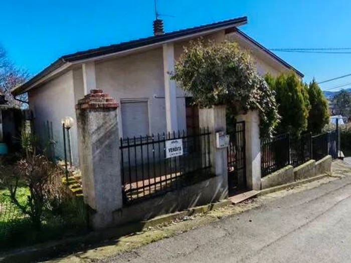 Casa trilocale in vendita in Via Campo Del Monte, Centro, Rovescala
