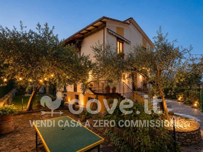 Casa con 6 locali in vendita in Viale Roma, Centro, Paciano