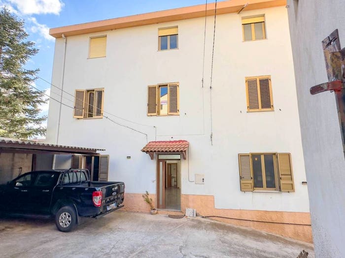 Casa con 6 locali in vendita in Vico Siniscola, Oliena