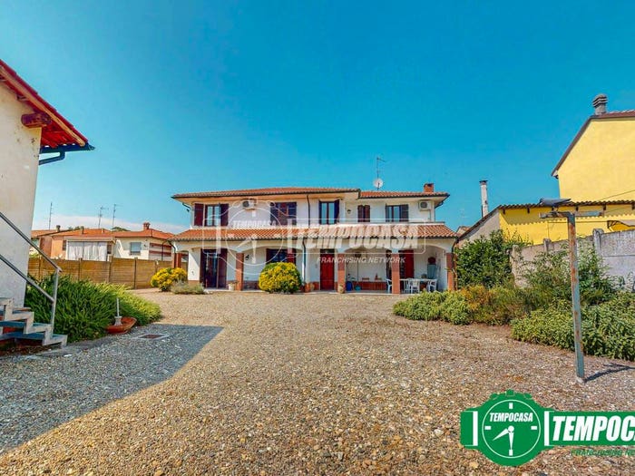 Appartamento con 5 locali in vendita in Via Roma, Suardi