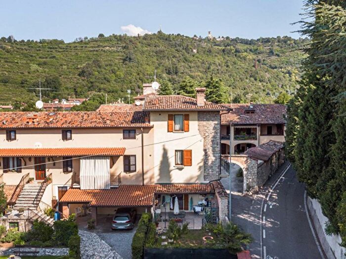 Casa quadrilocale in vendita in Via Villa Folonari, Centro, Cellatica