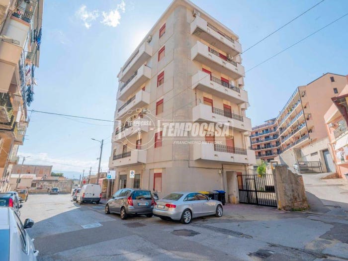 Appartamento trilocale in vendita in Via Giuseppe Arenaprimo, Gazzi, Messina