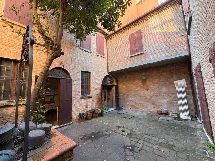 Casa con 6 locali in vendita in Piazza Ariostea, Centro Storico, Ferrara