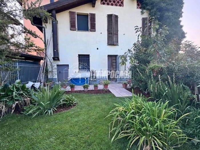 Casa quadrilocale in vendita in Via Farini, Sartirana Cassina Cicognola Sabbioncello, Merate