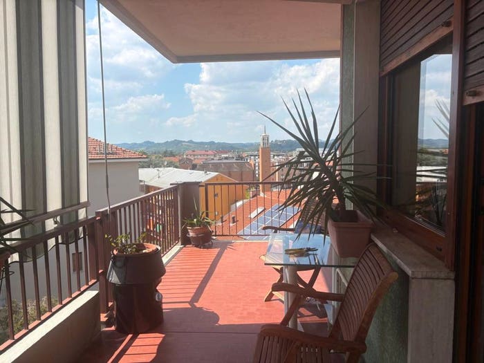 Casa con 6 locali in vendita in Via Leonardo Cocito, Corso Langhe Moretta Corso Cortemilia, Alba