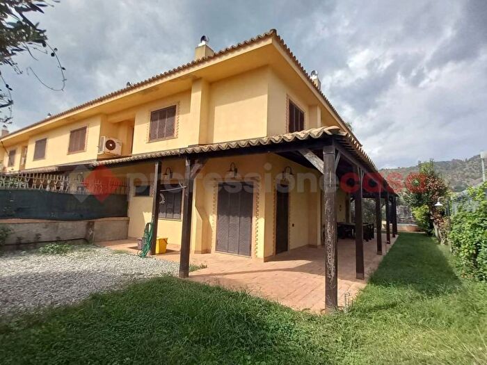 Casa con 6 locali in vendita in Via dei Giardini snc, Calalunga Pietragrande, Montauro
