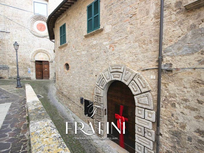 Appartamento quadrilocale in vendita in Civitella del Tronto, Centro