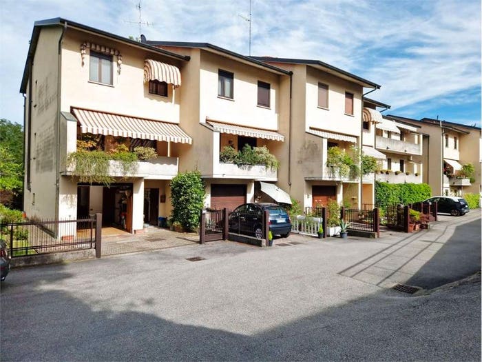 Casa con 6 locali in vendita in Via delle Peschiere, Centro, Azzate