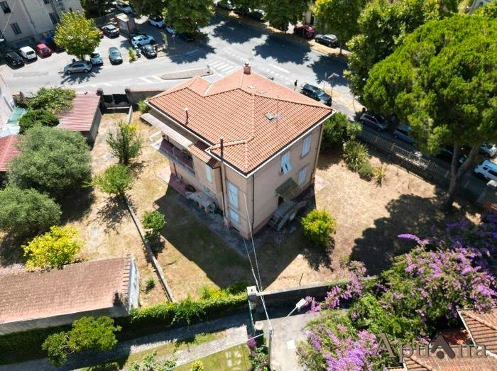 Casa con 6 locali in vendita in Viale Stazione, Centro, Massa